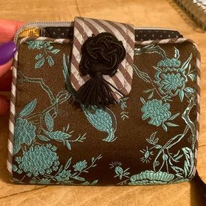 🌟🌟 Super cute folding wallet with snap closure and zippered pockets.